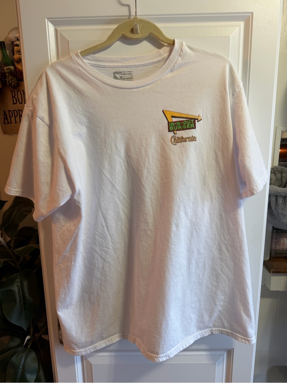 Brand New Unisex In & Out Burger White T-Shirt size XL with cool design on back